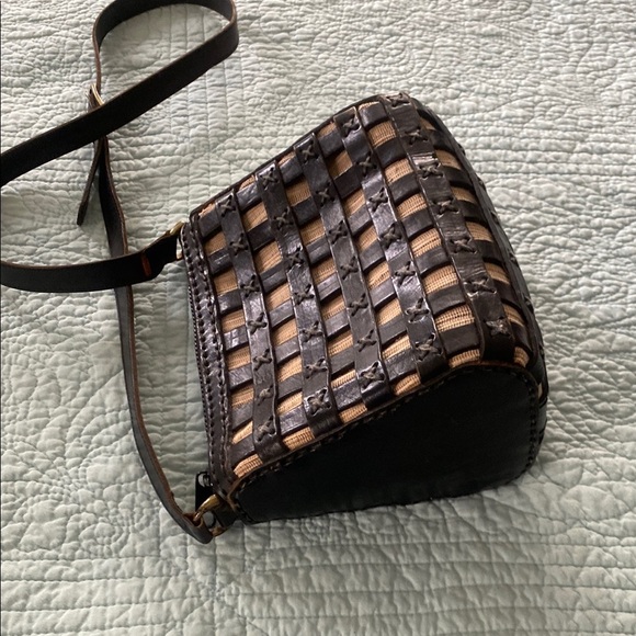 Vintage Black and Tan Leather Crossbody Bag with Woven Design - Picture 5 of 8